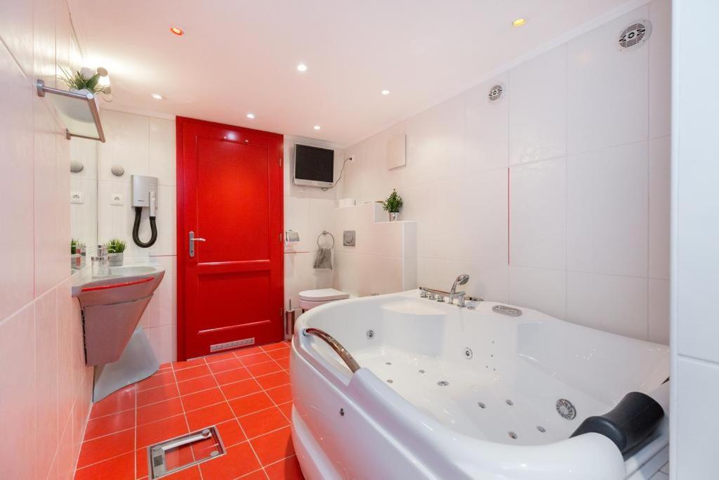 Space In Gozsdu Apartment Будапеща Екстериор снимка